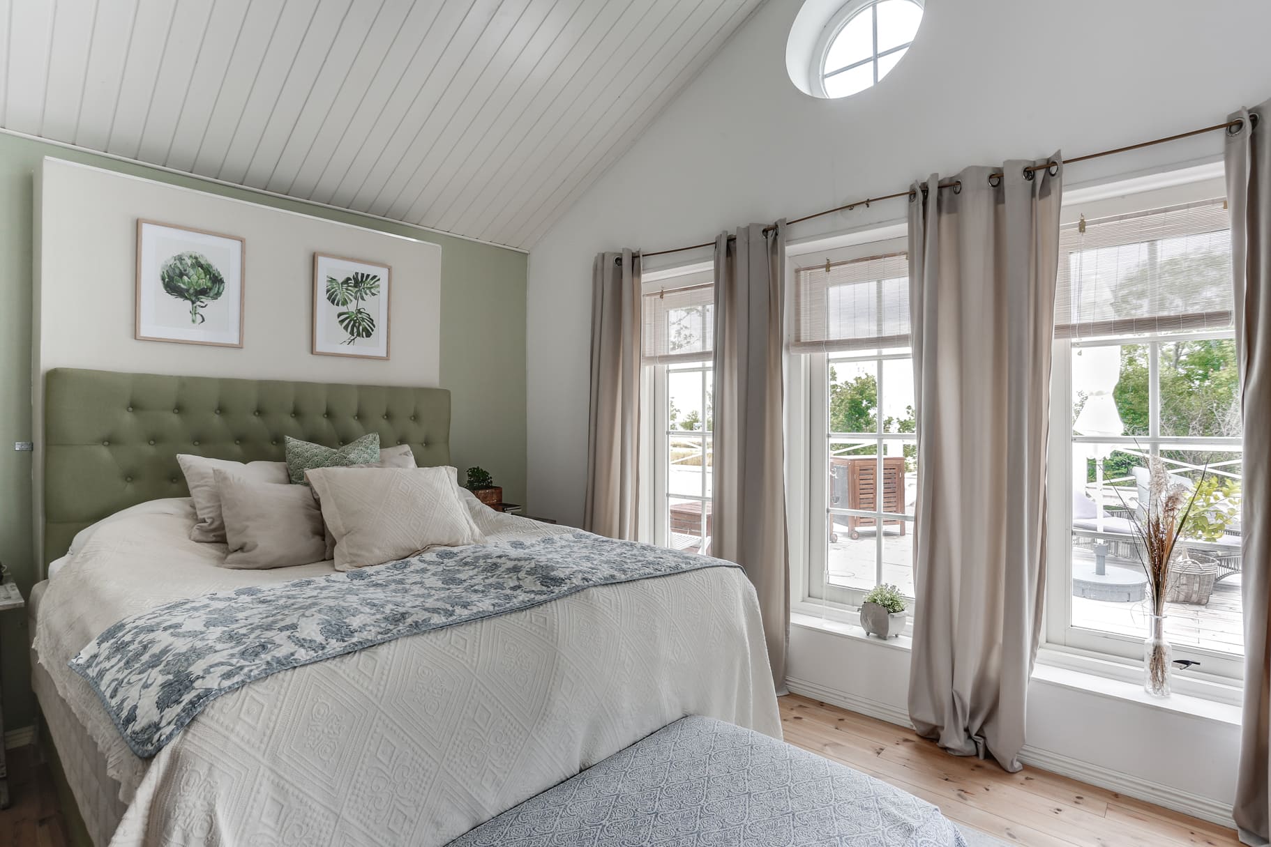 Modernes Tiny-Haus Schlafzimmer mit bodentiefen Fenstern, warmem Holz, Stauraum nach Maß, freie Gestaltungsmöglichkeiten.