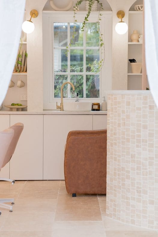 Tiny Haus Ess- und Wohnbereich von Lugarde, Glasfront, Esstisch, Sofa, modulare Möbel, viel Stauraum – hell und elegant.