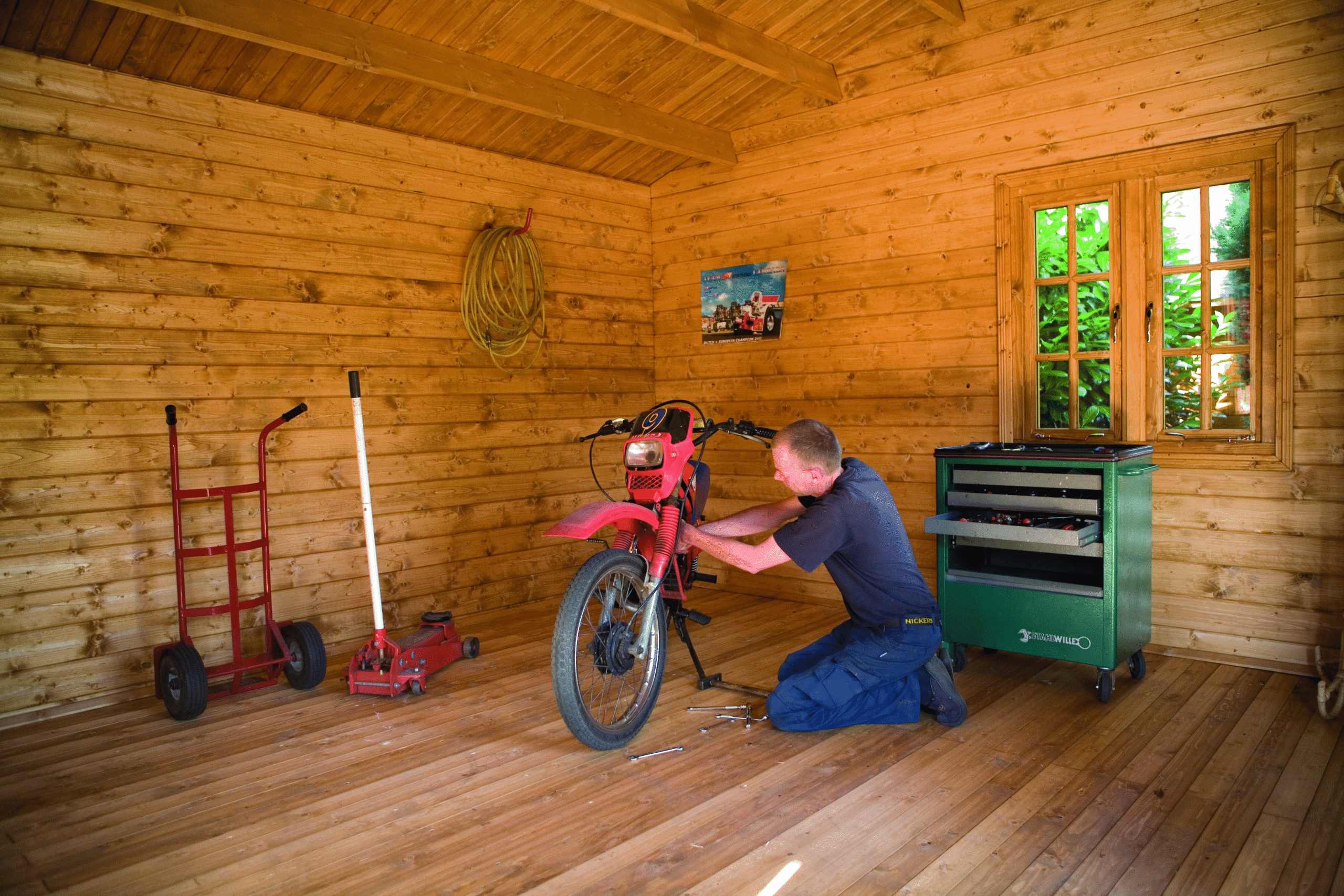 Heim-Werkstatt im Lugarde Holzhaus: Werkbank, Wandregale, Strom- und Absauganschluss, gut beleuchtet, nach Wunsch.