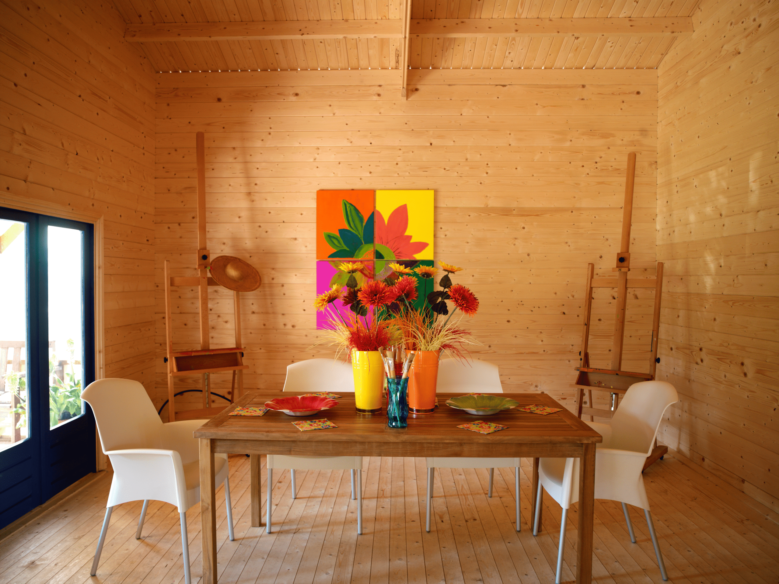 Atelier von Lugarde, lichtdurchflutet, Waschbecken, robuste Böden, Regale nach Maß, farblich endbehandelt, ruhig.