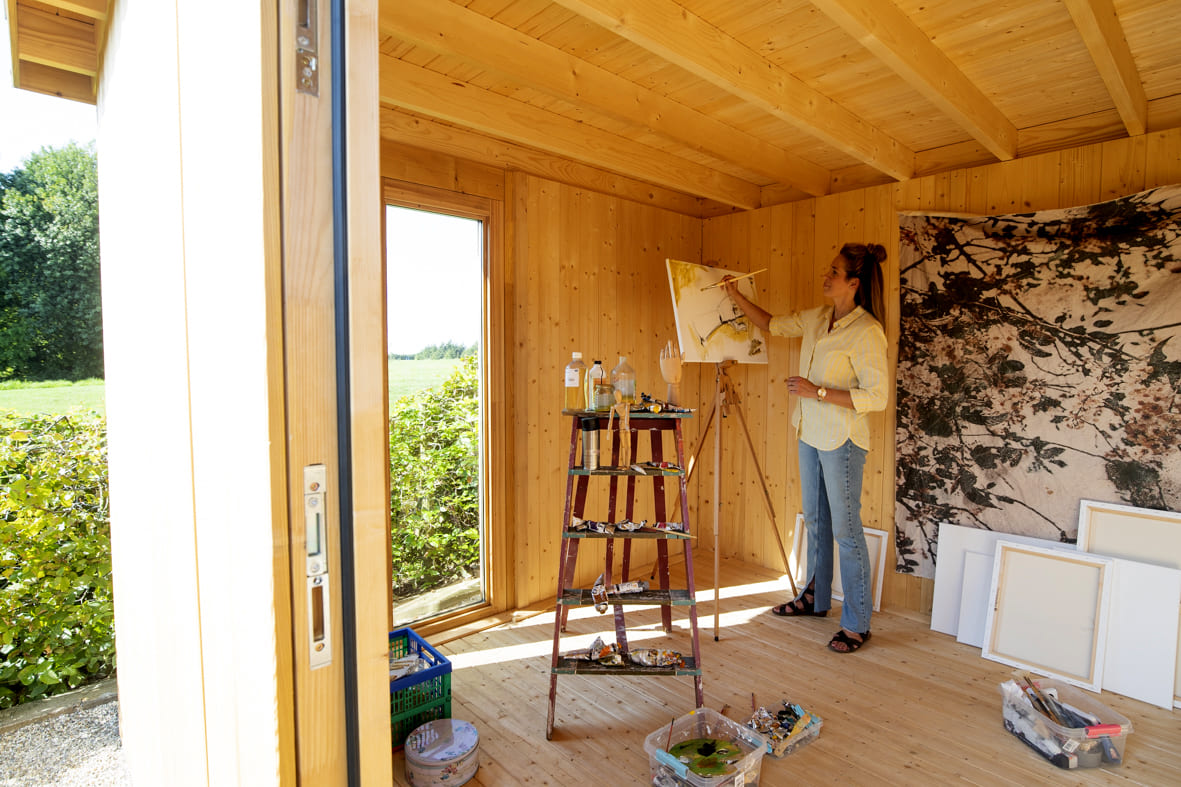 Lugarde Atelier im Gartenhaus: große Glasfront, Nordlicht, Arbeitstisch, Stauraum, ruhige Kreativzone, nach Maß.