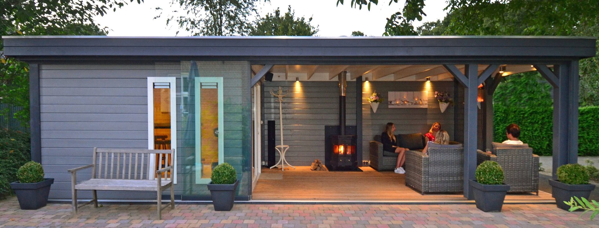 Wochenendhaus im modernen Design von Lugarde, lichtdurchflutet, Poolhaus, Sommerhaus, Wochenendhaus, Freizeithaus, modern.