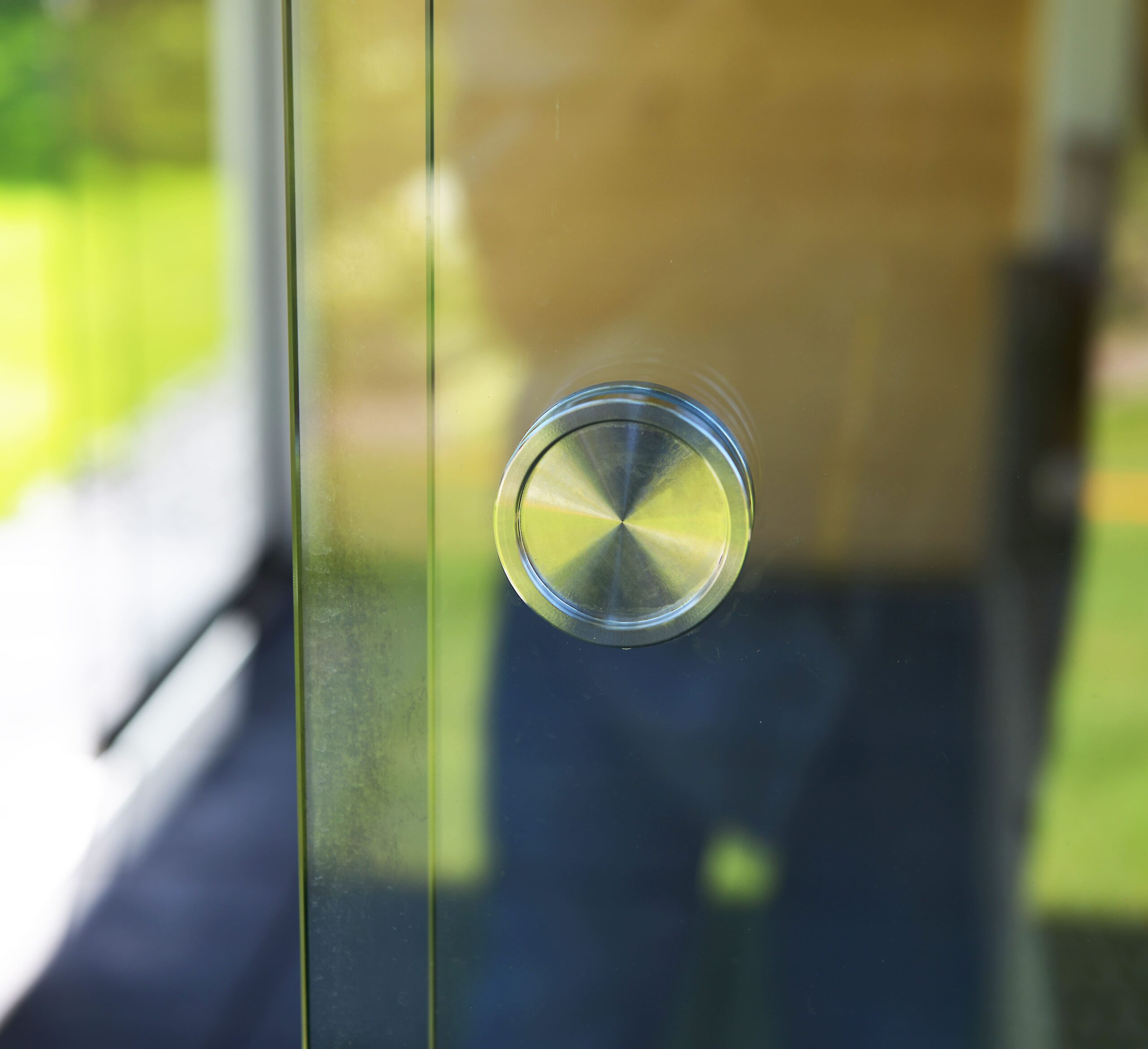Design Gartenbüro von Lugarde, bodentiefe Fenster, lichtdurchflutet, Glasfront, inspirierender Workspace, leise, modern.