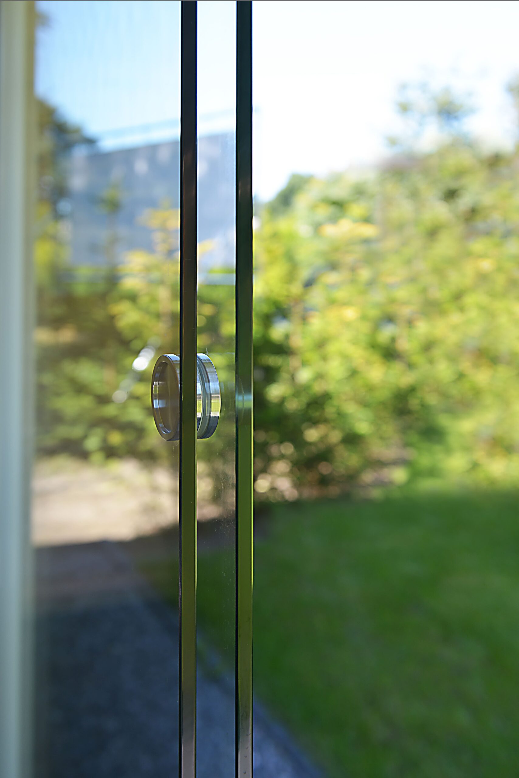 Urbanes Flachdach-Loungehaus, rahmenlose Verglasung; dämmbar, modulare Ausstattung, ideal für jeden Garten.