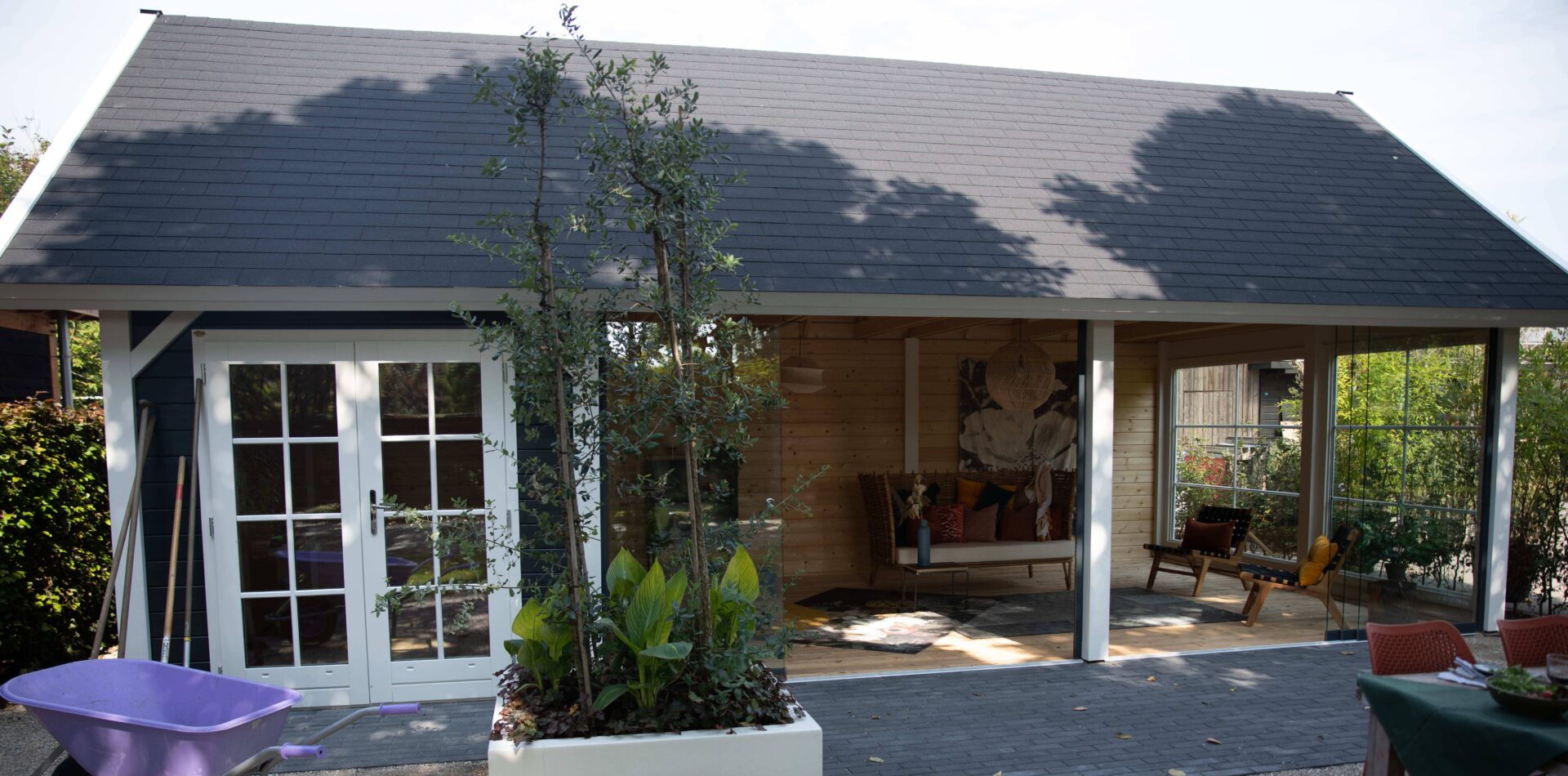 Gartenhaus aus Holz von Lugarde mit Flachdach, Glasfront und Veranda, Poolhaus, Sommerhaus, Wochenendhaus, Freizeithaus.