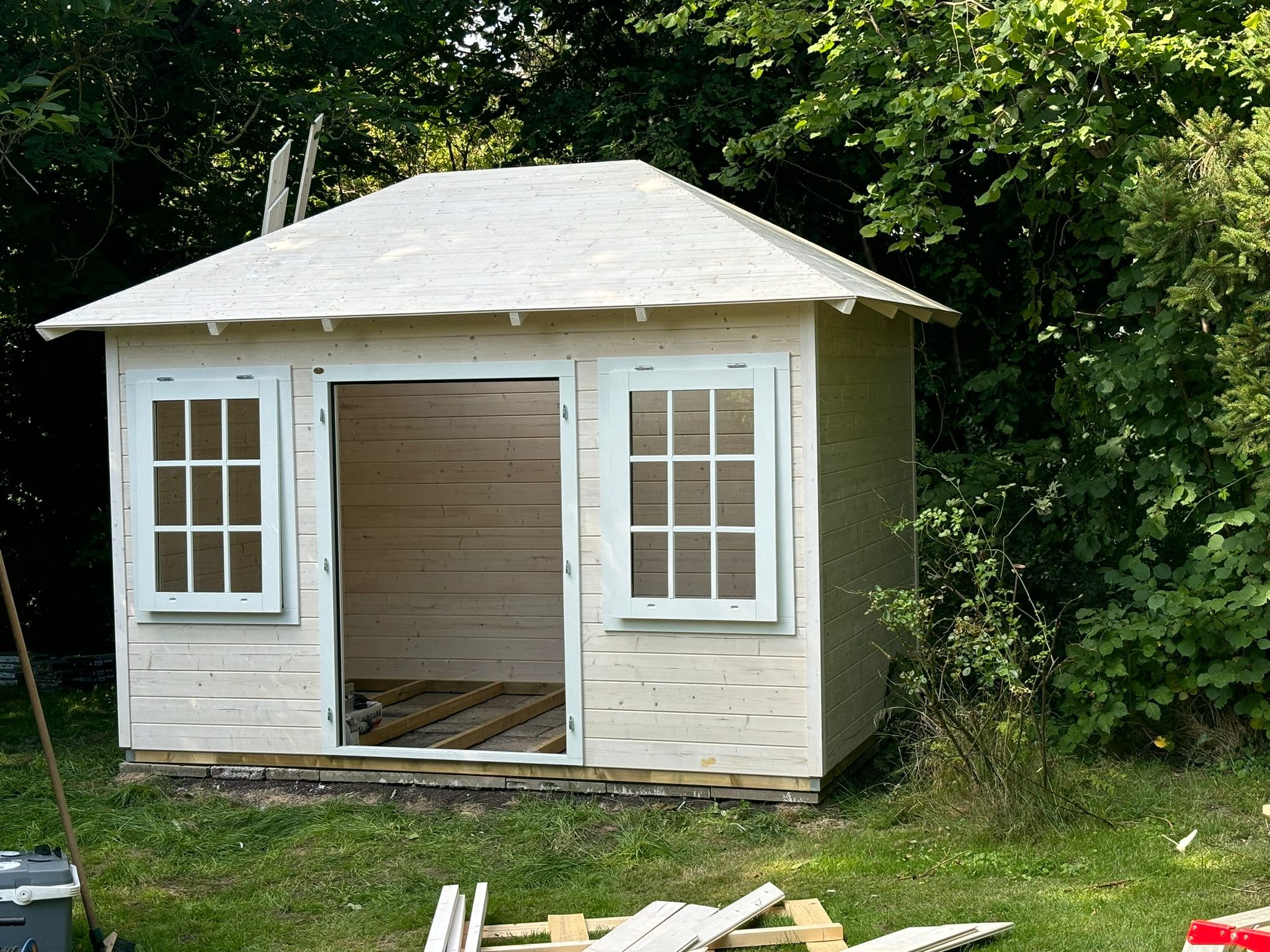 Lugarde Walmdach Gartenhaus, 2024 in Travemünde montiert, mit umlaufendem Dachüberstand und Holzoptik