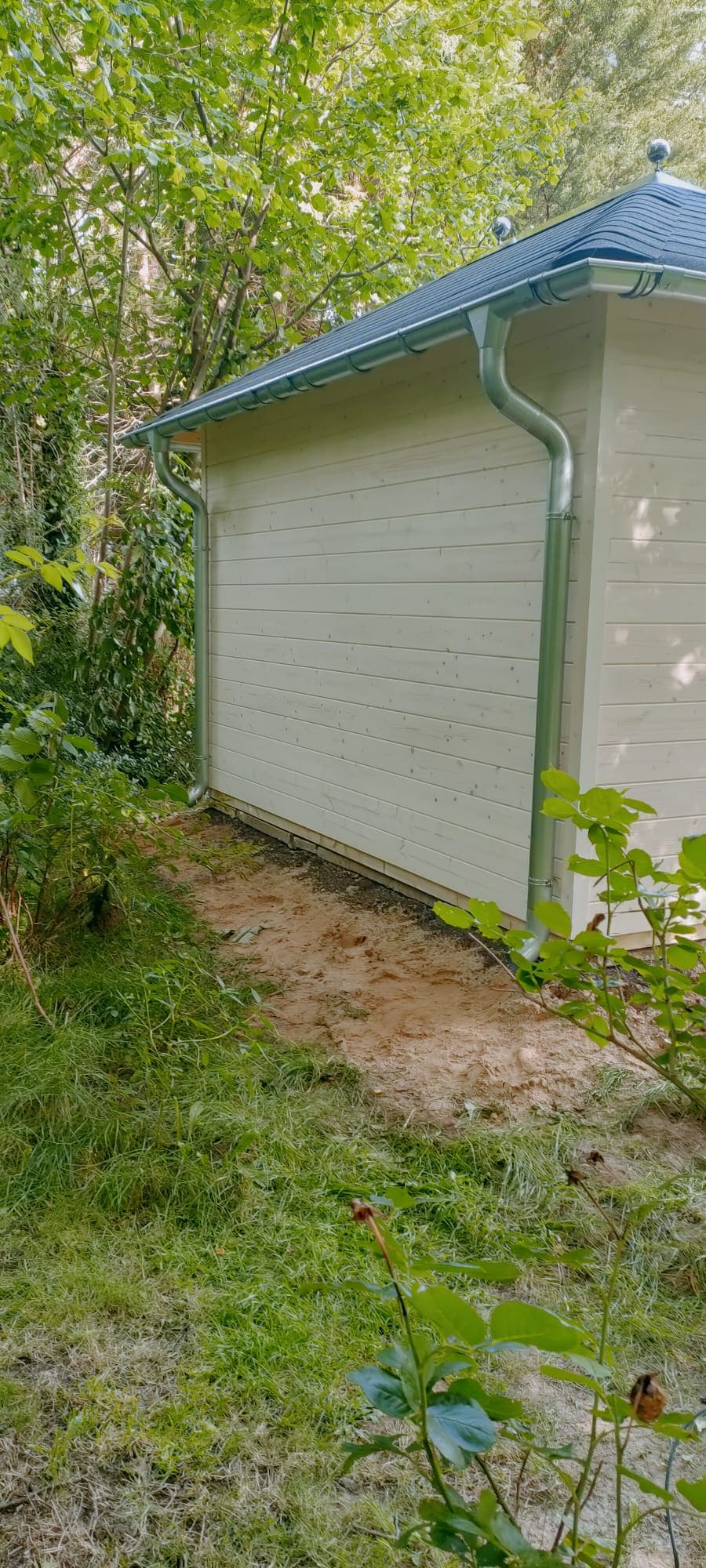 Lugarde Walmdach Gartenhaus, 2024 in Travemünde aufgebaut, mit großen Glasflächen zur Gartenseite