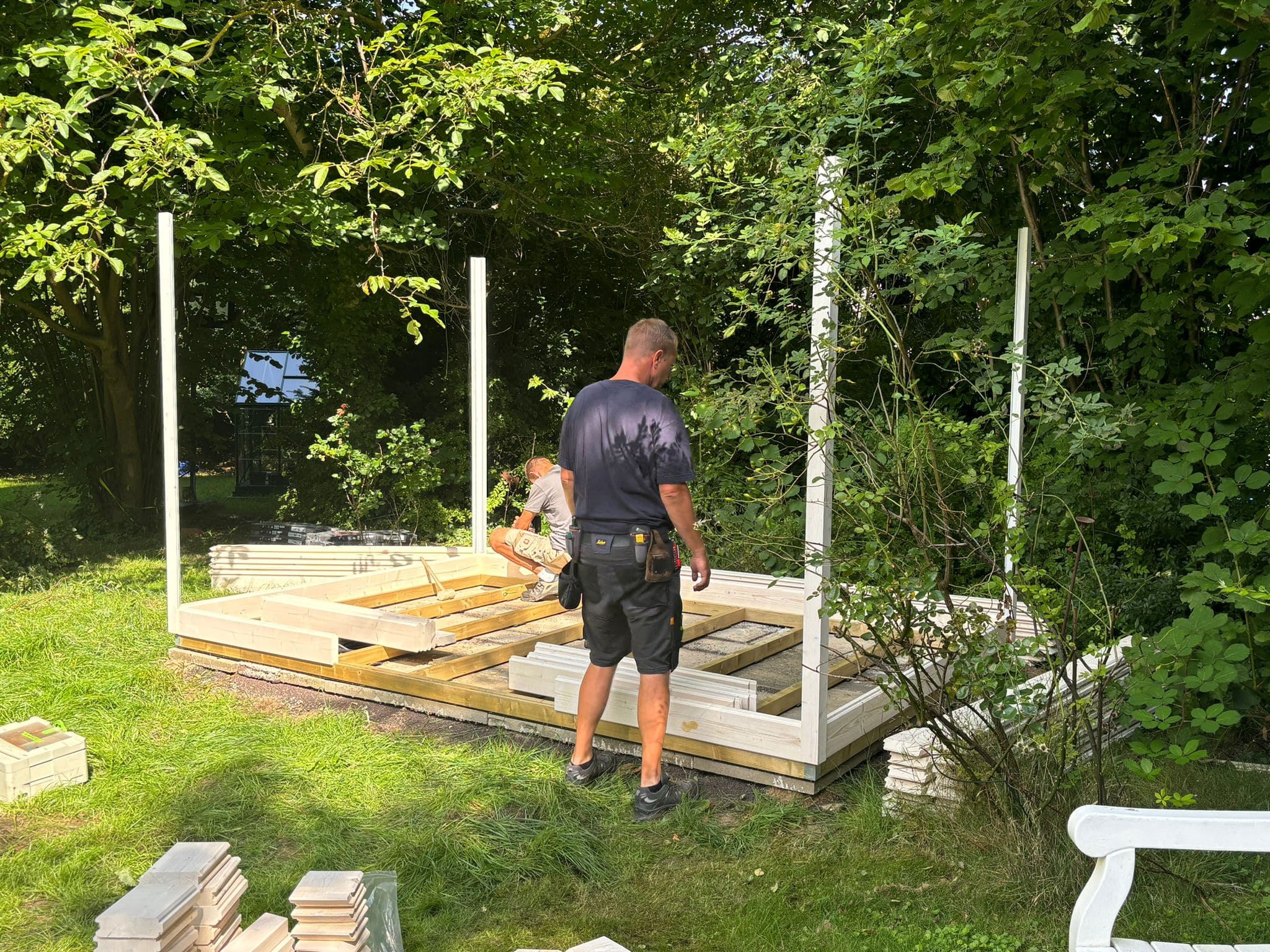 Lugarde Walmdach-Holzhaus, Montage 2024 in Travemünde, mit seitlicher Terrasse und Sitzgruppe