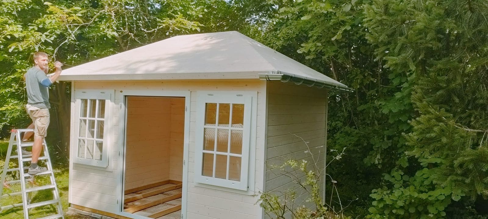 Lugarde Gartenhaus mit Walmdach, 2024 in Travemünde aufgebaut, als ruhiger Platz für Lesen und Entspannen