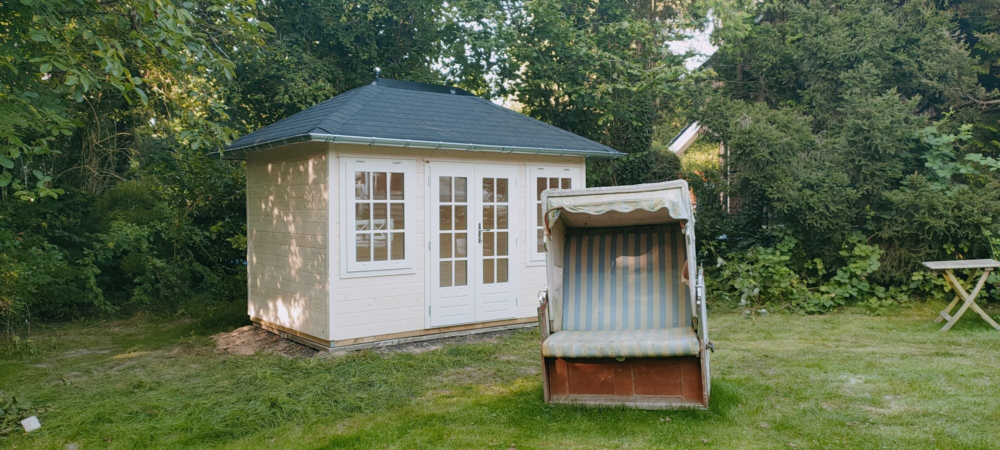 Lugarde Gartenhaus mit Walmdach, Montage 2024 in Travemünde, als gemütliche Gartenlounge eingerichtet