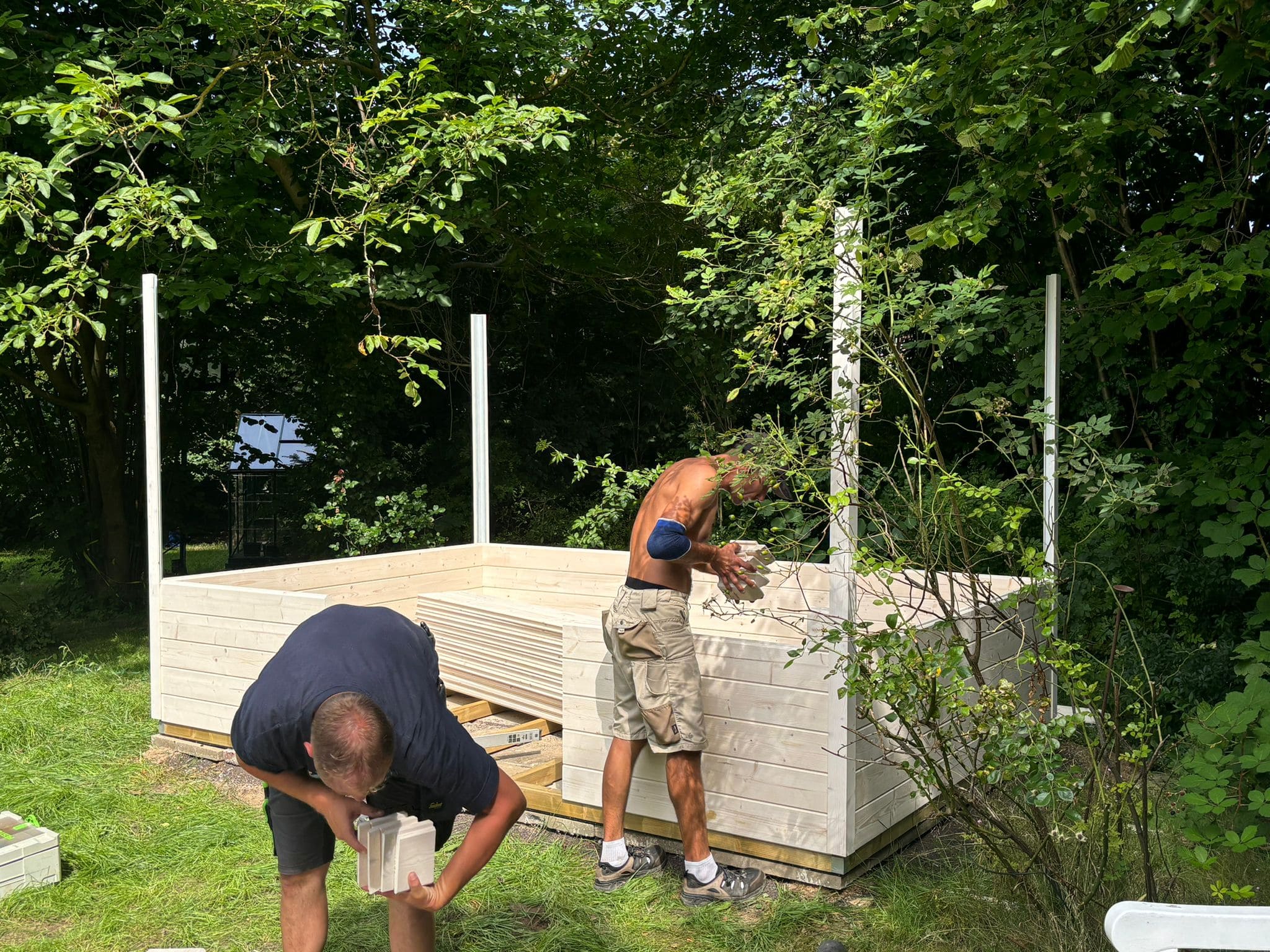Walmdach Gartenhaus von Lugarde, 2024 Travemünde, mit dekorativen Blumenkübeln vor der Eingangstür
