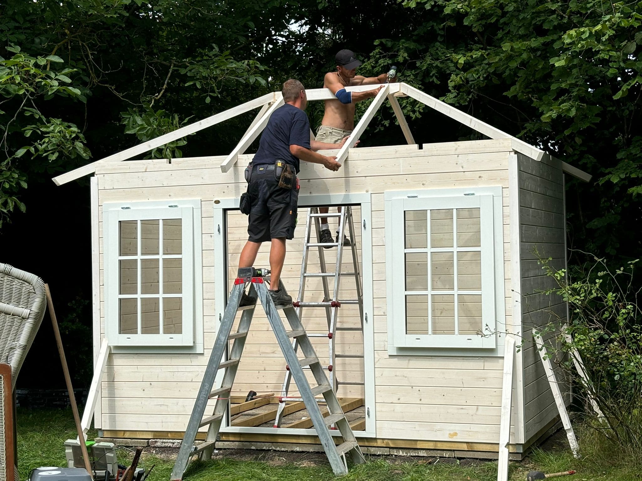 Lugarde Walmdach-Gartenhaus in Travemünde, 2024 montiert, als stilvoller Mittelpunkt des Gartens