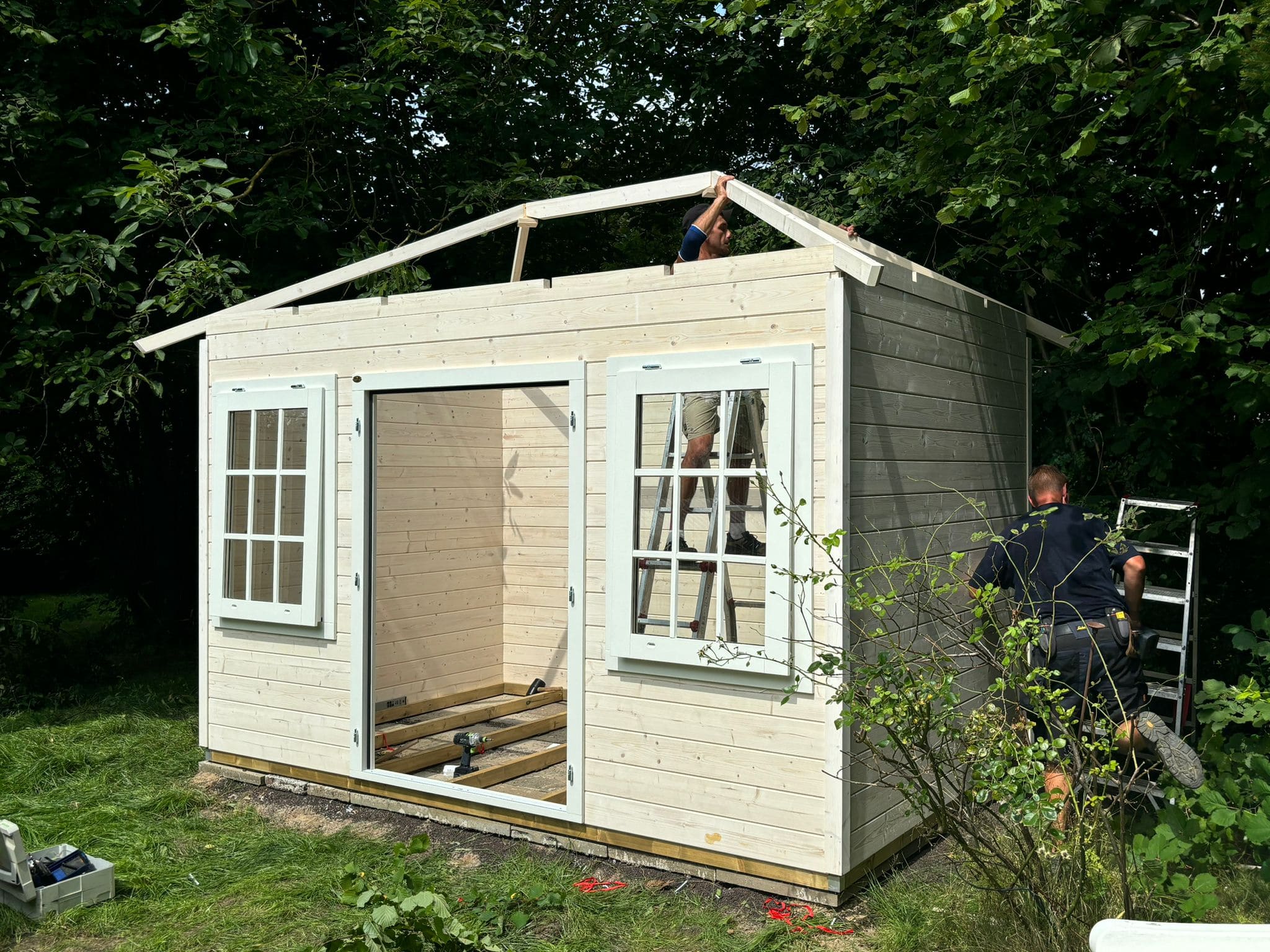 Gartenhaus mit Walmdach von Lugarde, Baujahr 2024 in Travemünde, mit Holzdielen und gemütlicher Einrichtung