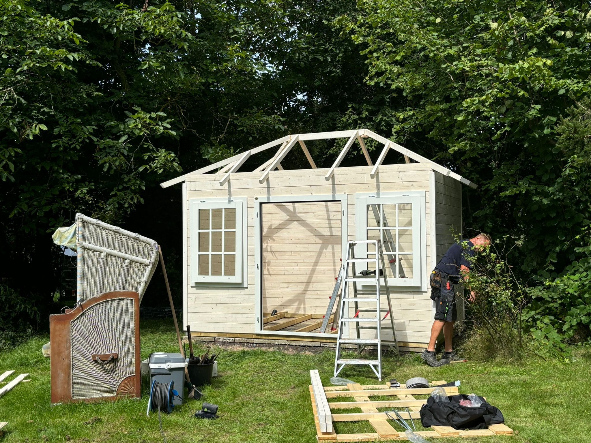 Großzügiges Gartenhaus mit Walmdach von Lugarde, 2024 in Travemünde errichtet, mit zweiflügeliger Eingangstür