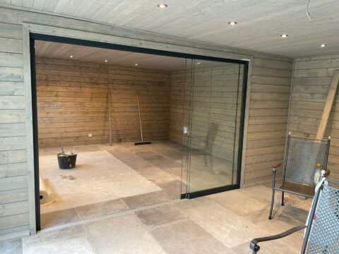 Montagebeginn eines Homeoffice-Gartenhauses von Lugarde