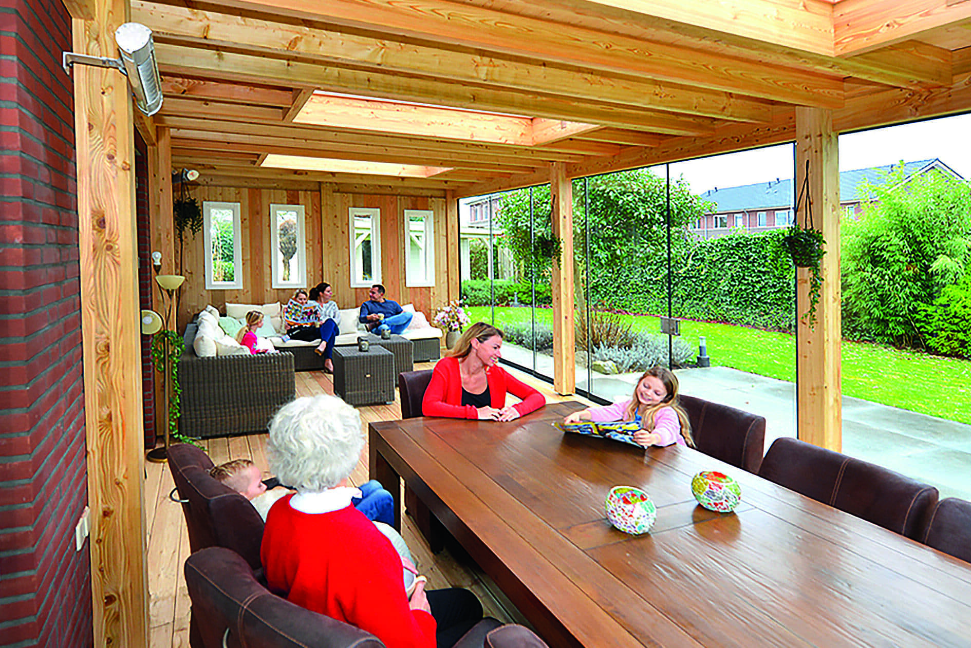 Holzverkleideter Lugarde Wohnanbau als Seitentrakt, harmonisch in Fassade und Garten integriert.