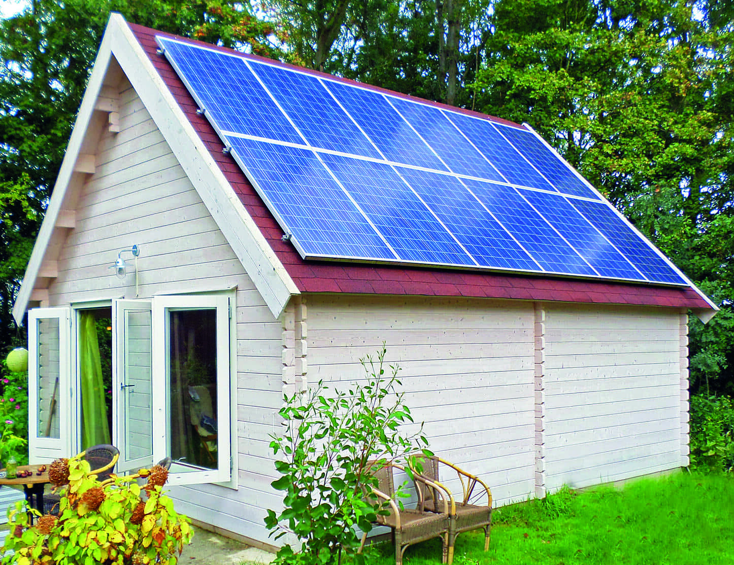 Geräumiges Tiny House mit überdachter Außenterrasse und Solaranlage auf dem Dach vom Lugarde-Center als Gästehaus.