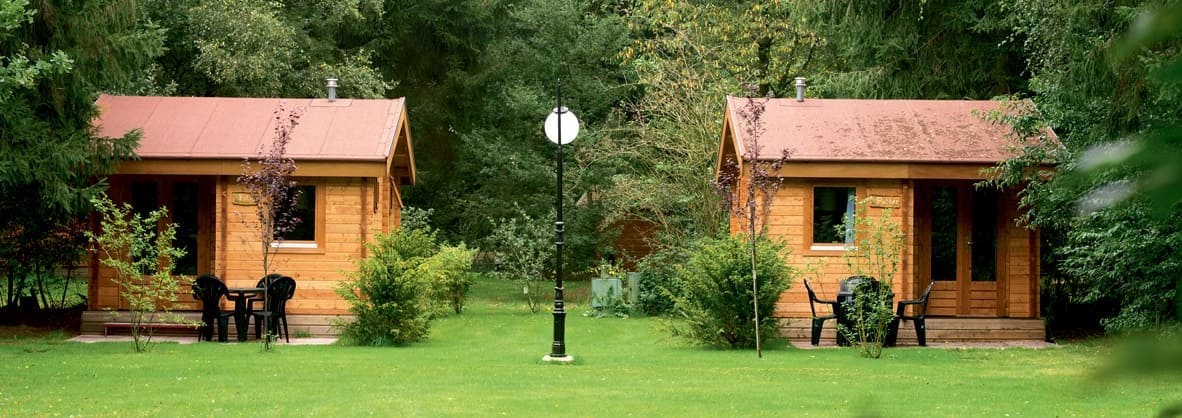 Gäste-Lodge im Garten als modernes Tiny House, lichtdurchflutet mit Lounge-Terrasse, umgesetzt vom Lugarde-Center.